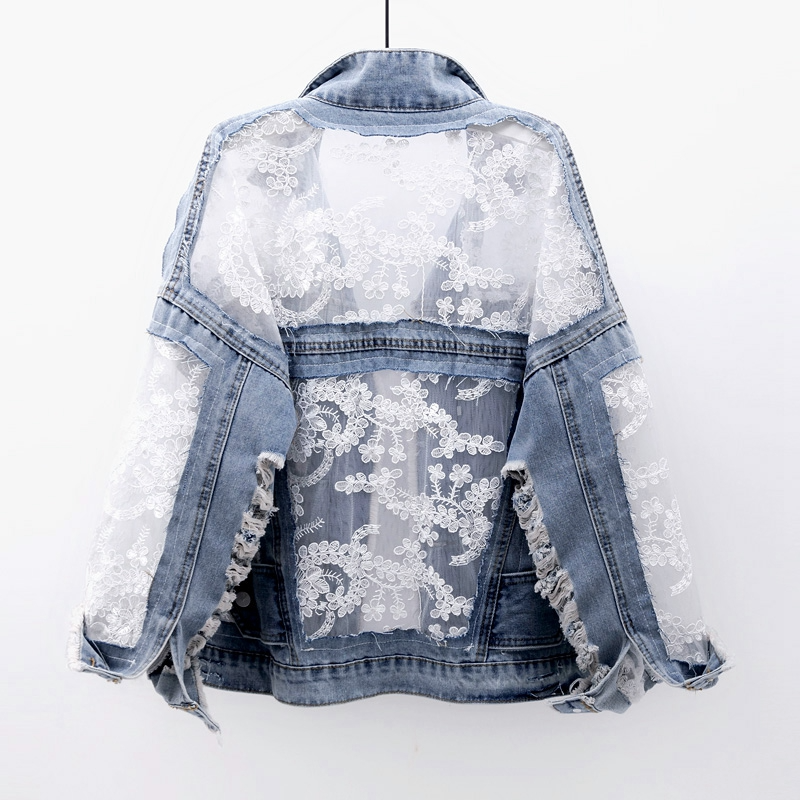 Chaqueta vaquera con bordes deshilachados