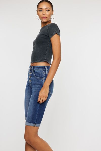 Shorts de mezclilla Kancan de talla grande, con efecto bigotes de gato y cierre de botones