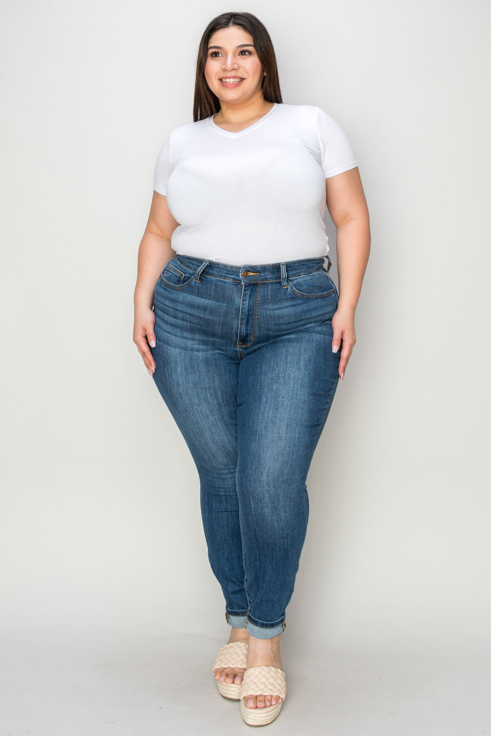 Judy Blue Jeans pitillo de talle bajo con dobladillo vuelto, en tallas extendidas