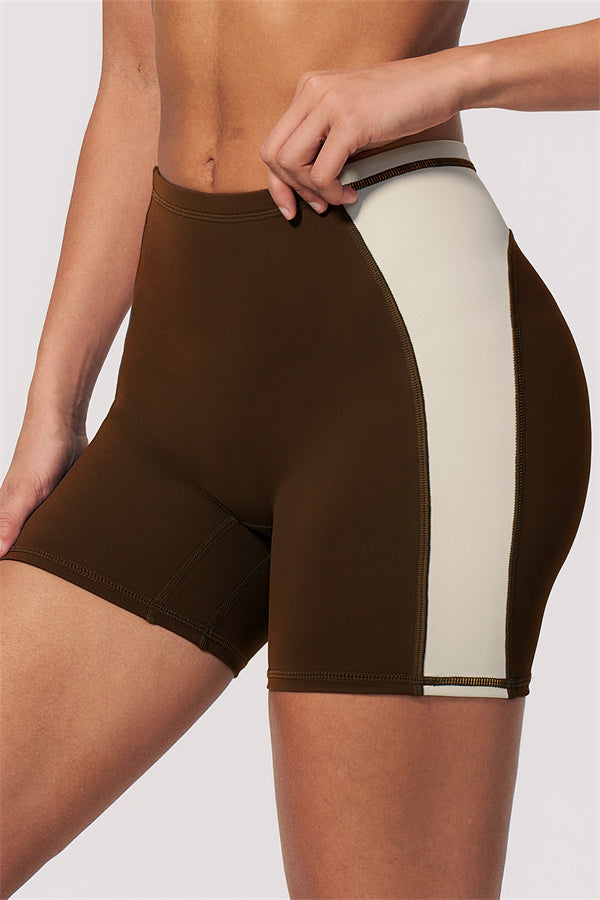 Conjunto de 2 piezas de sujetador deportivo y shorts color arenisca