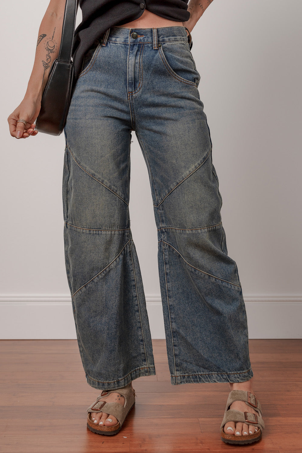 Jeans azul vela de tiro alto, pierna recta y diseño cruzado