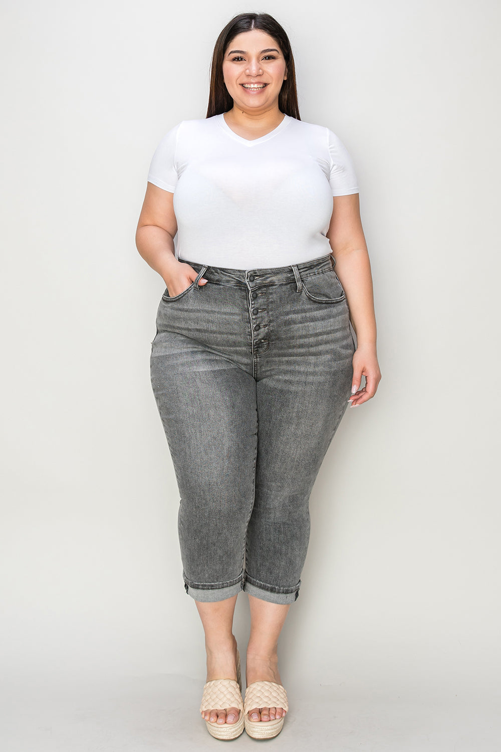 Capris Judy Blue de talla completa, tiro alto, con bragueta de botones y dobladillo vuelto