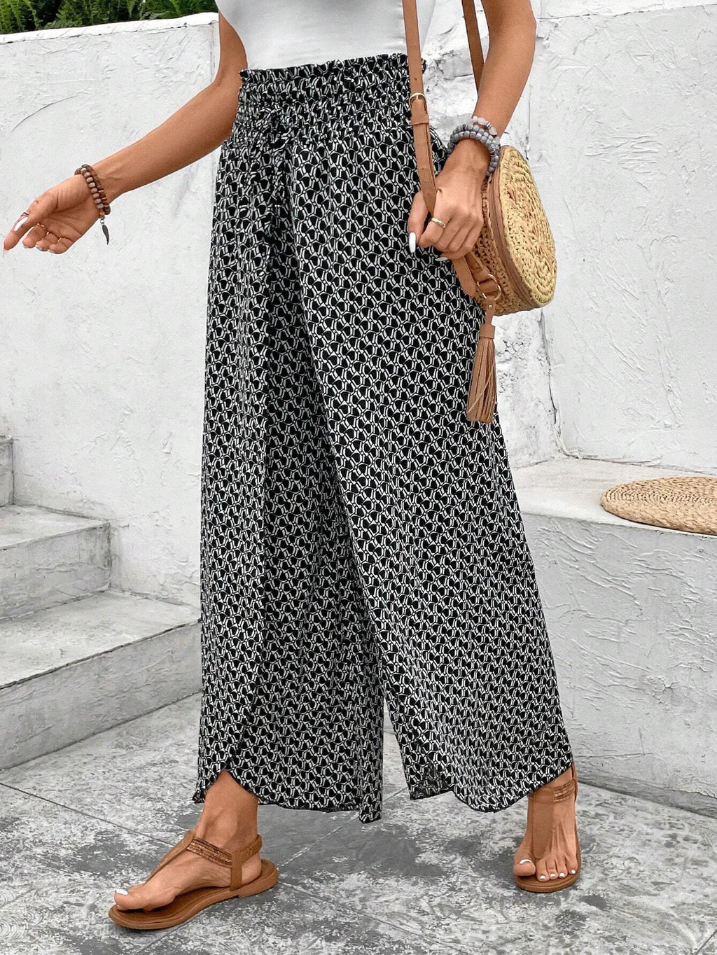 Pantalones negros de pierna ancha con estampado floral, fruncido y abertura lateral