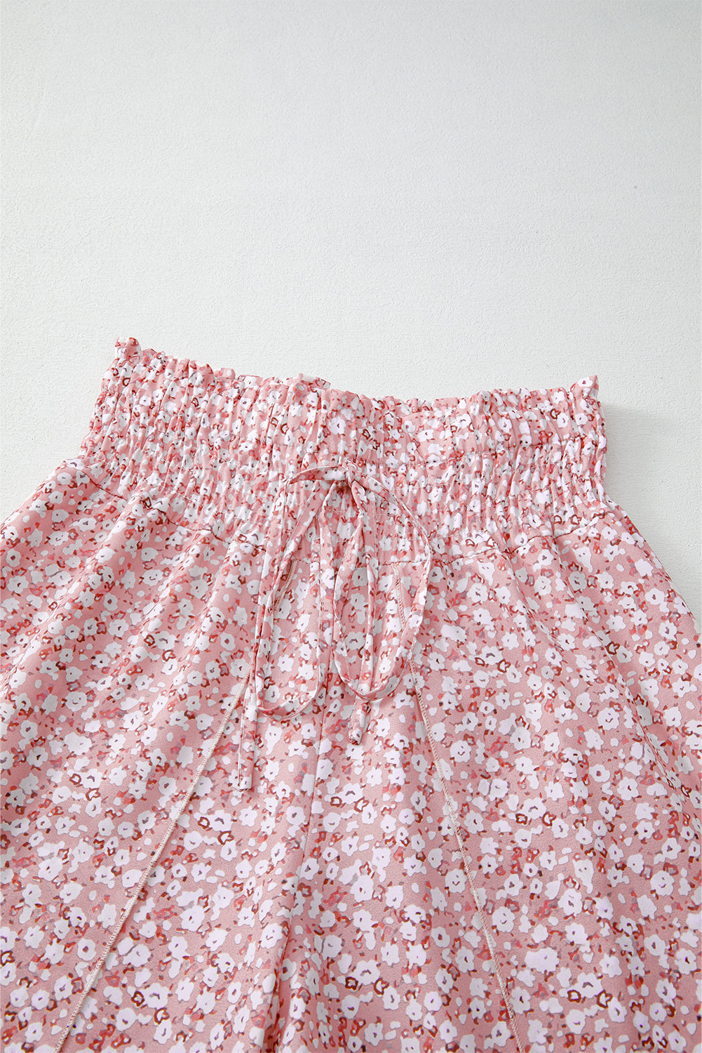 Pantalones negros de pierna ancha con estampado floral, fruncido y abertura lateral