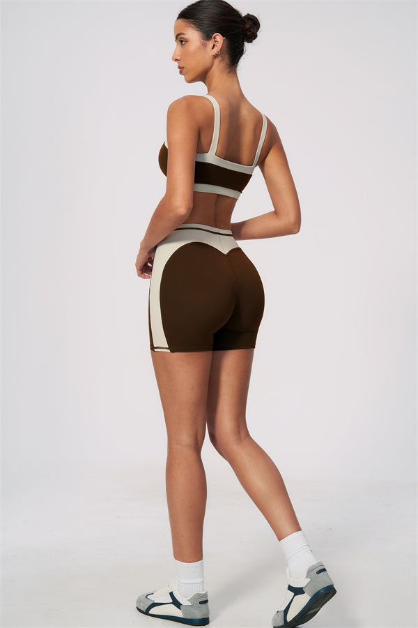 Conjunto de 2 piezas de sujetador deportivo y shorts color arenisca