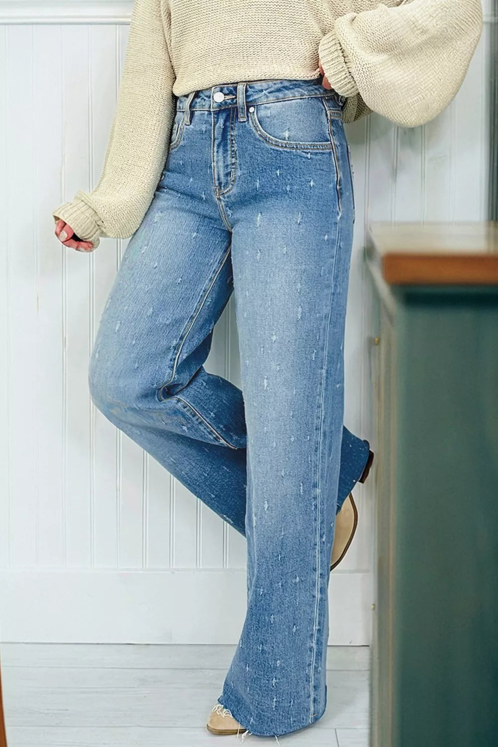 Jeans de control de abdomen con detalles desgastados y dobladillo sin rematar