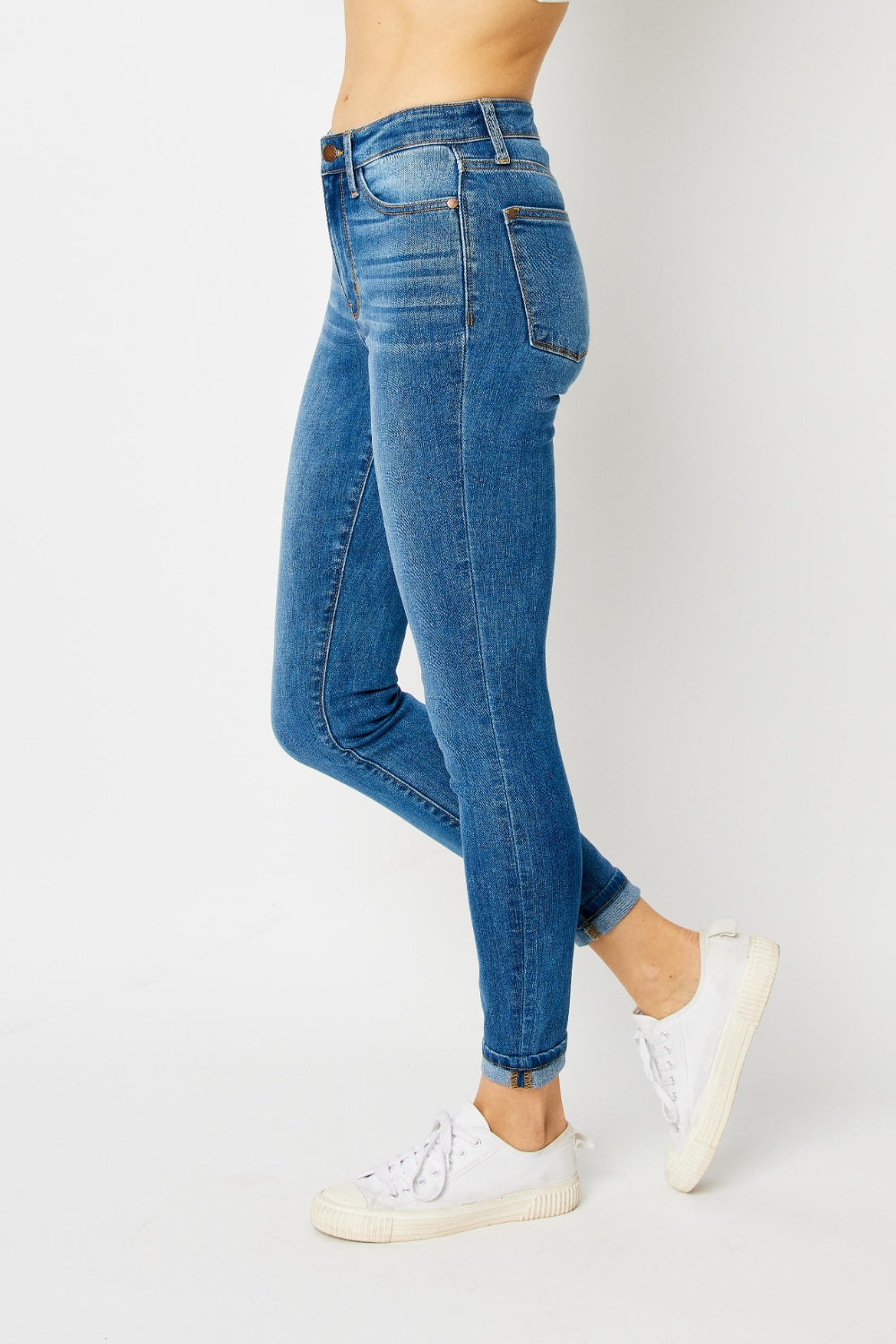 Judy Blue Jeans pitillo de talle bajo con dobladillo vuelto, en tallas extendidas