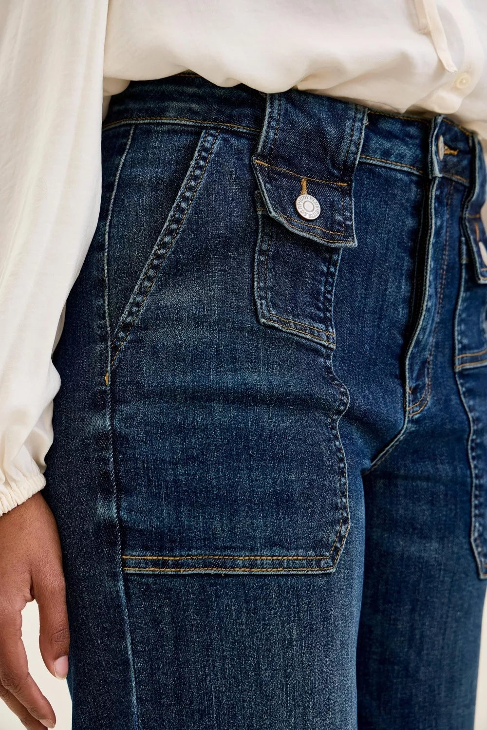 Jeans utilitarios Judy Blue de cintura alta, pierna ancha y corte cropped, con bolsillo de parche