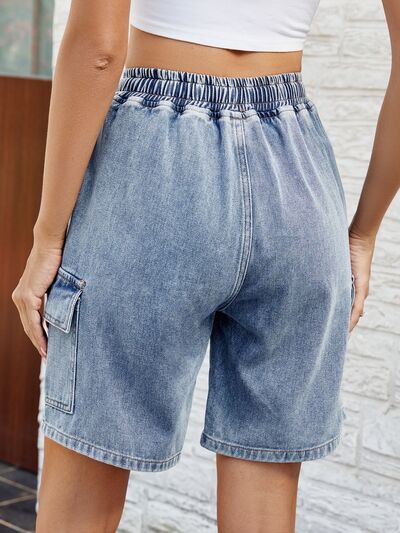 Pantalones cortos de mezclilla con cordón y bolsillos