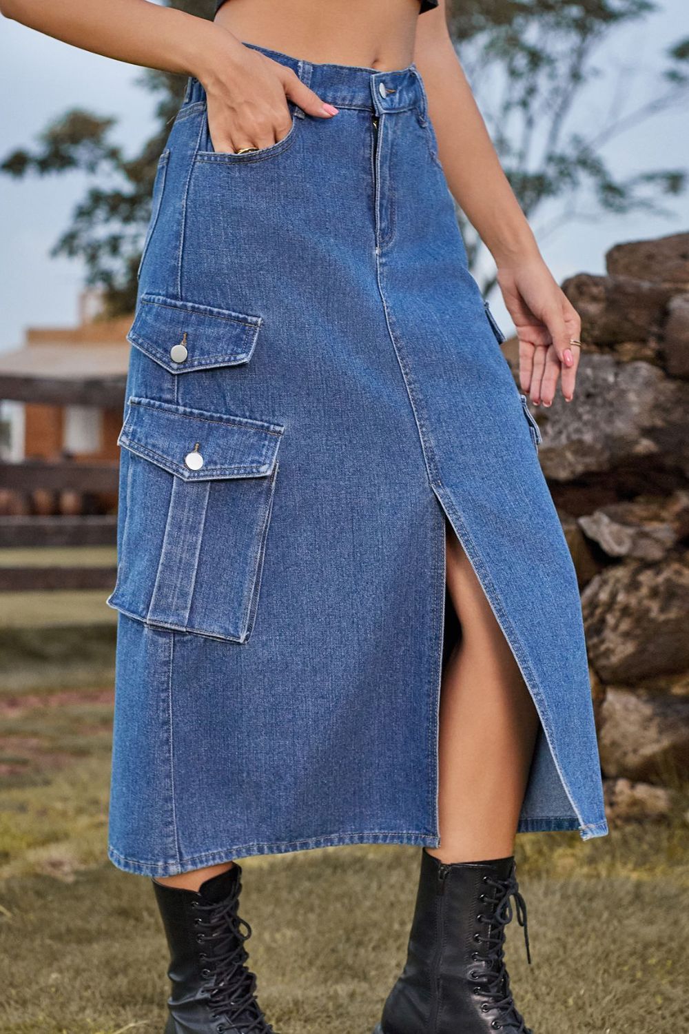 Falda midi de mezclilla con abertura frontal y bolsillos