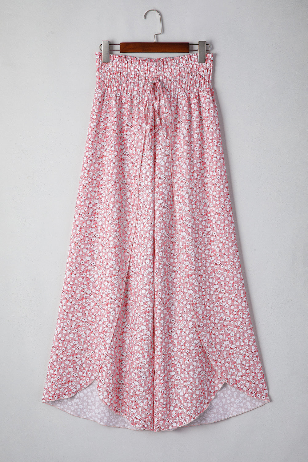 Pantalones negros de pierna ancha con estampado floral, fruncido y abertura lateral