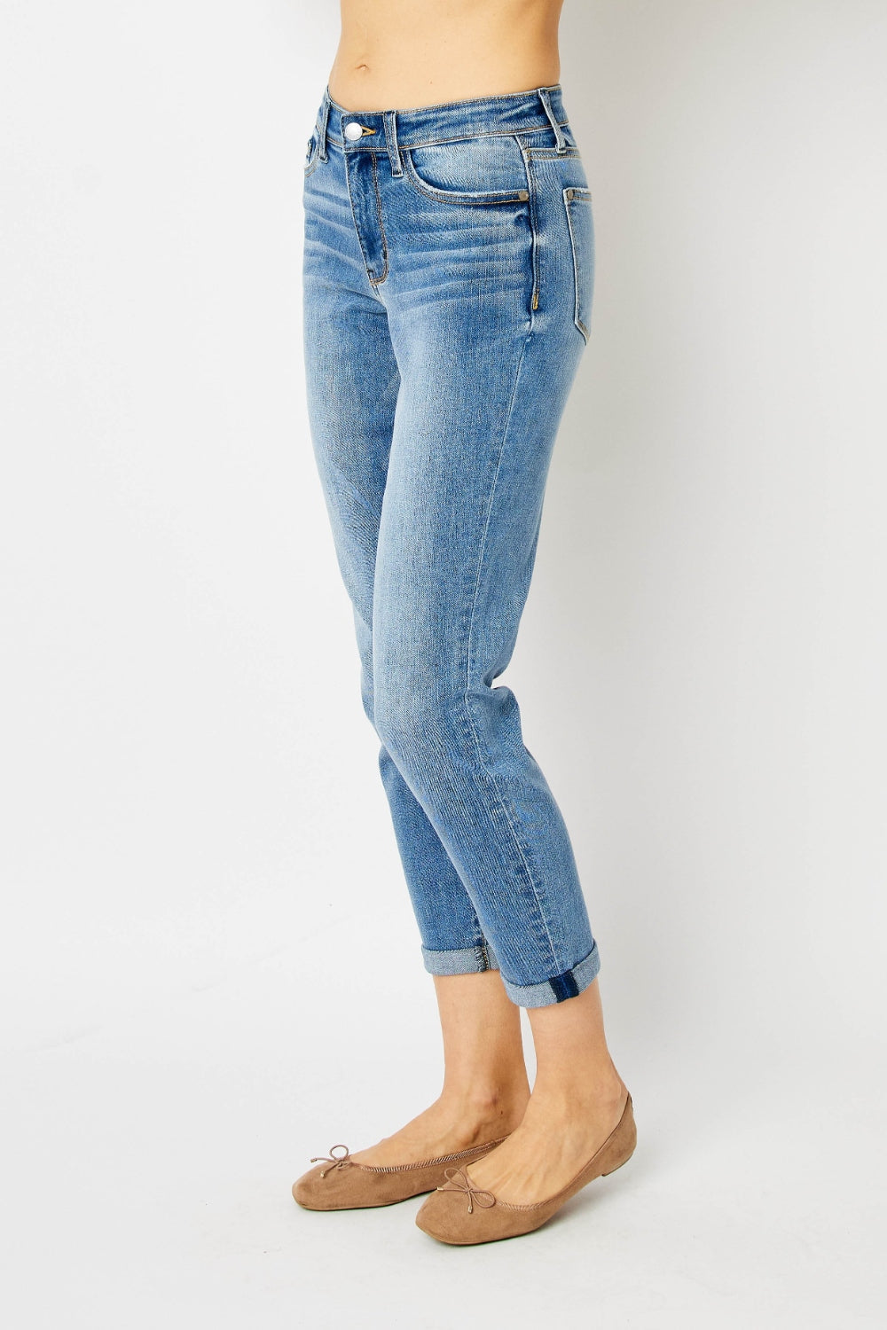 Judy Blue Jeans slim de tiro bajo con dobladillo vuelto, en tallas completas