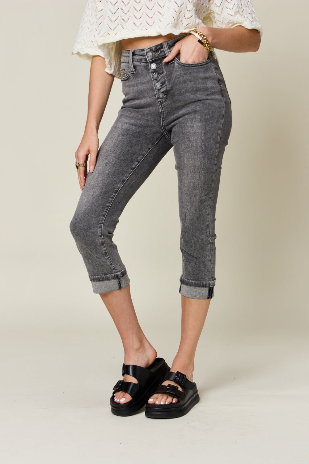 Capris Judy Blue de talla completa, tiro alto, con bragueta de botones y dobladillo vuelto
