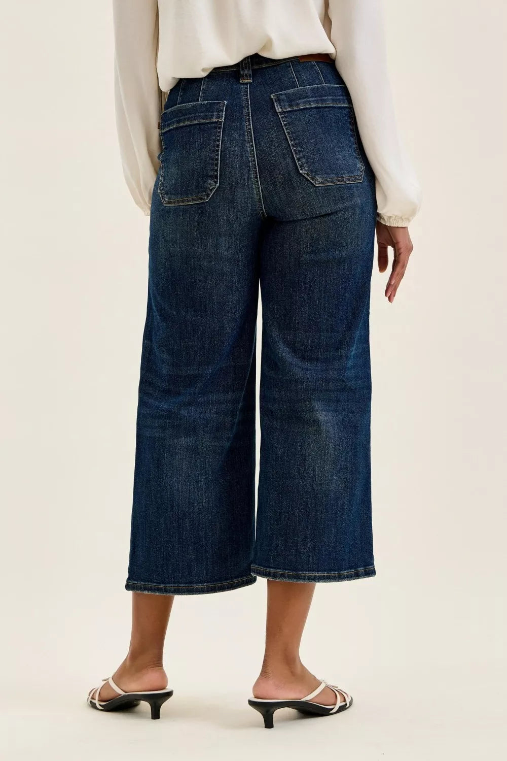 Jeans utilitarios Judy Blue de cintura alta, pierna ancha y corte cropped, con bolsillo de parche