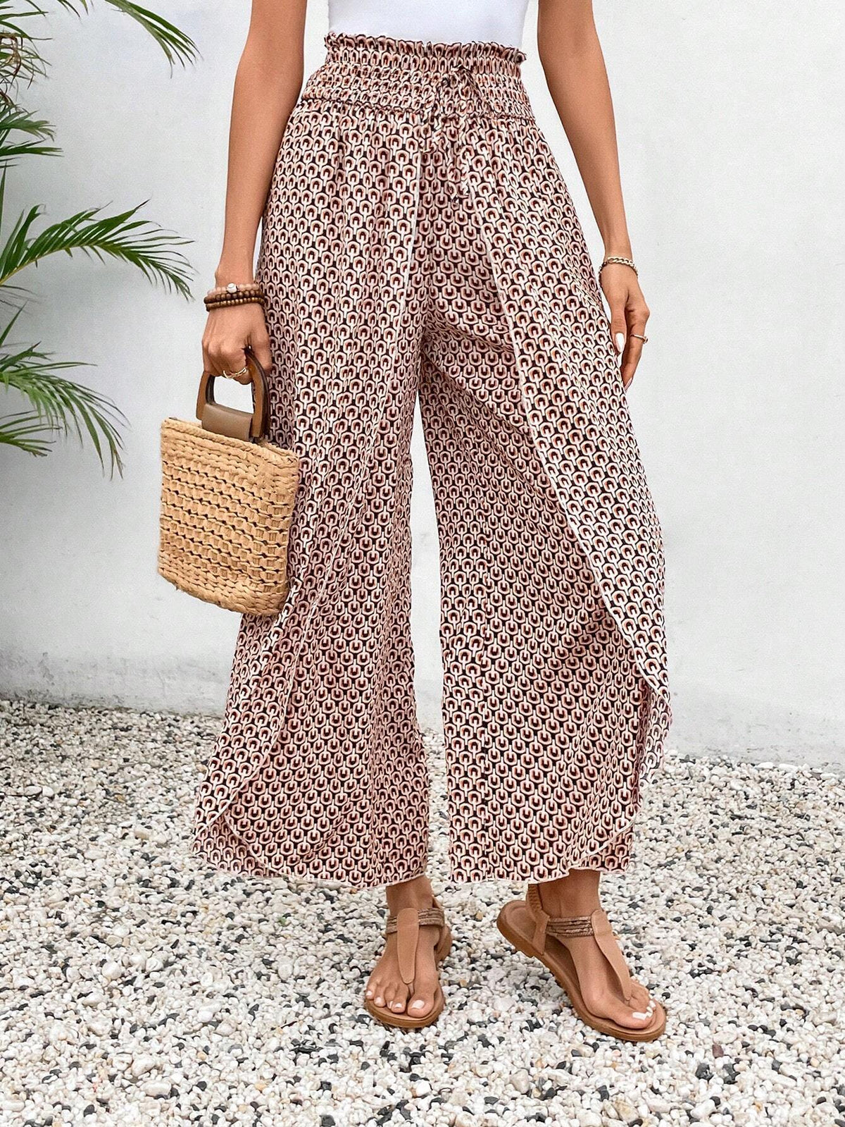 Pantalones negros de pierna ancha con estampado floral, fruncido y abertura lateral