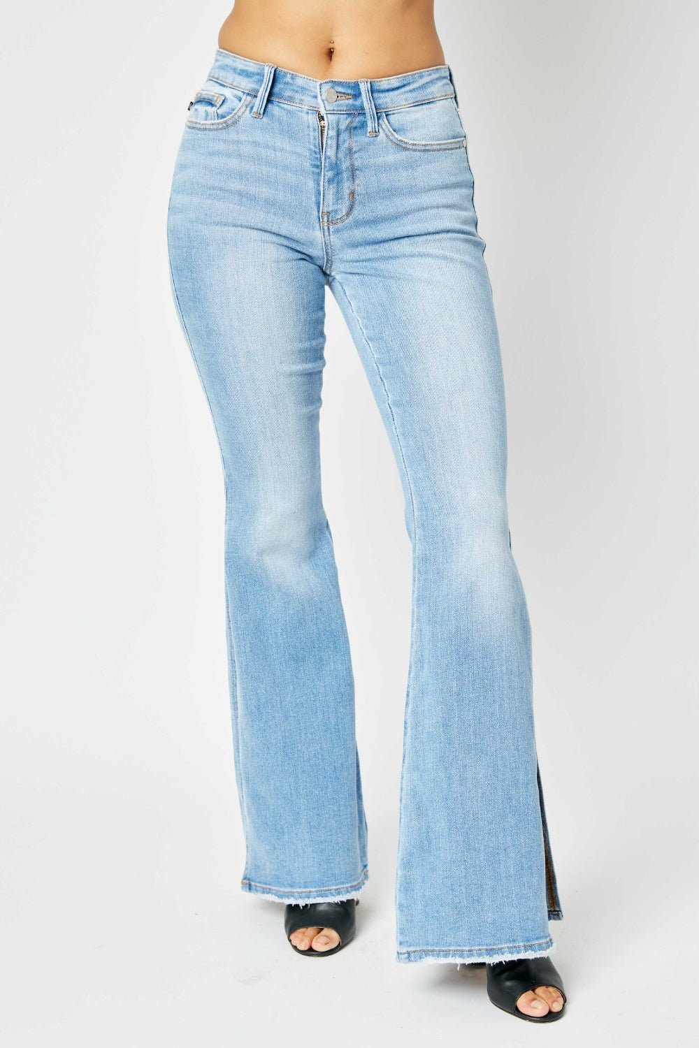 Jeans acampanados Judy Blue de tiro medio, en tallas completas, con dobladillo sin rematar y abertura en el bajo