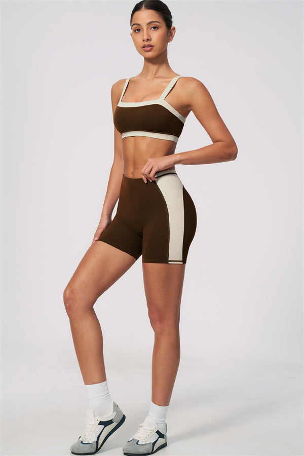 Conjunto de 2 piezas de sujetador deportivo y shorts color arenisca