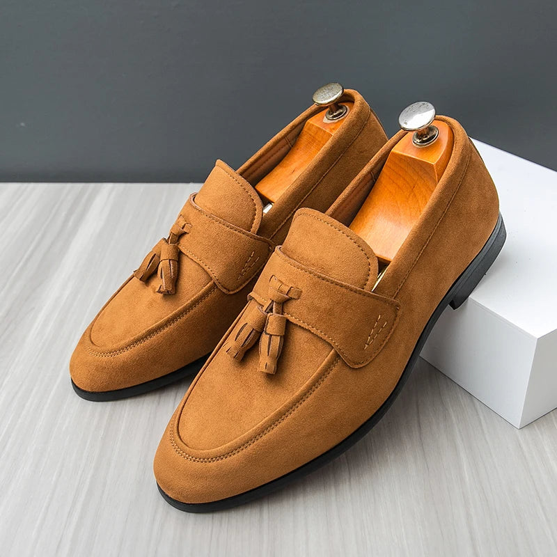 Mocasín Ettore de ante con borlas