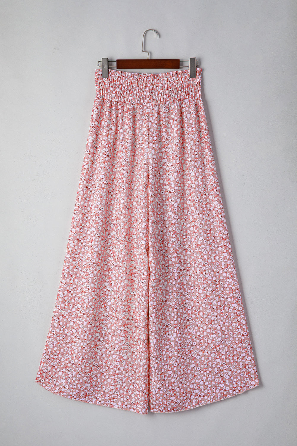 Pantalones negros de pierna ancha con estampado floral, fruncido y abertura lateral