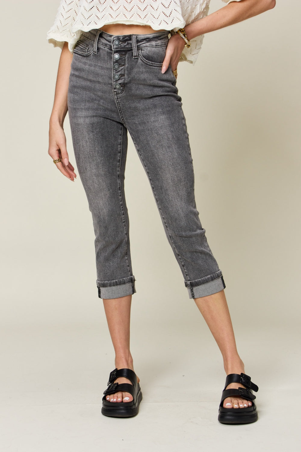 Capris Judy Blue de talla completa, tiro alto, con bragueta de botones y dobladillo vuelto