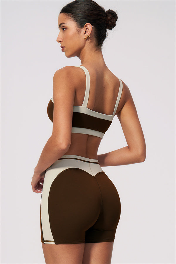 Conjunto de 2 piezas de sujetador deportivo y shorts color arenisca