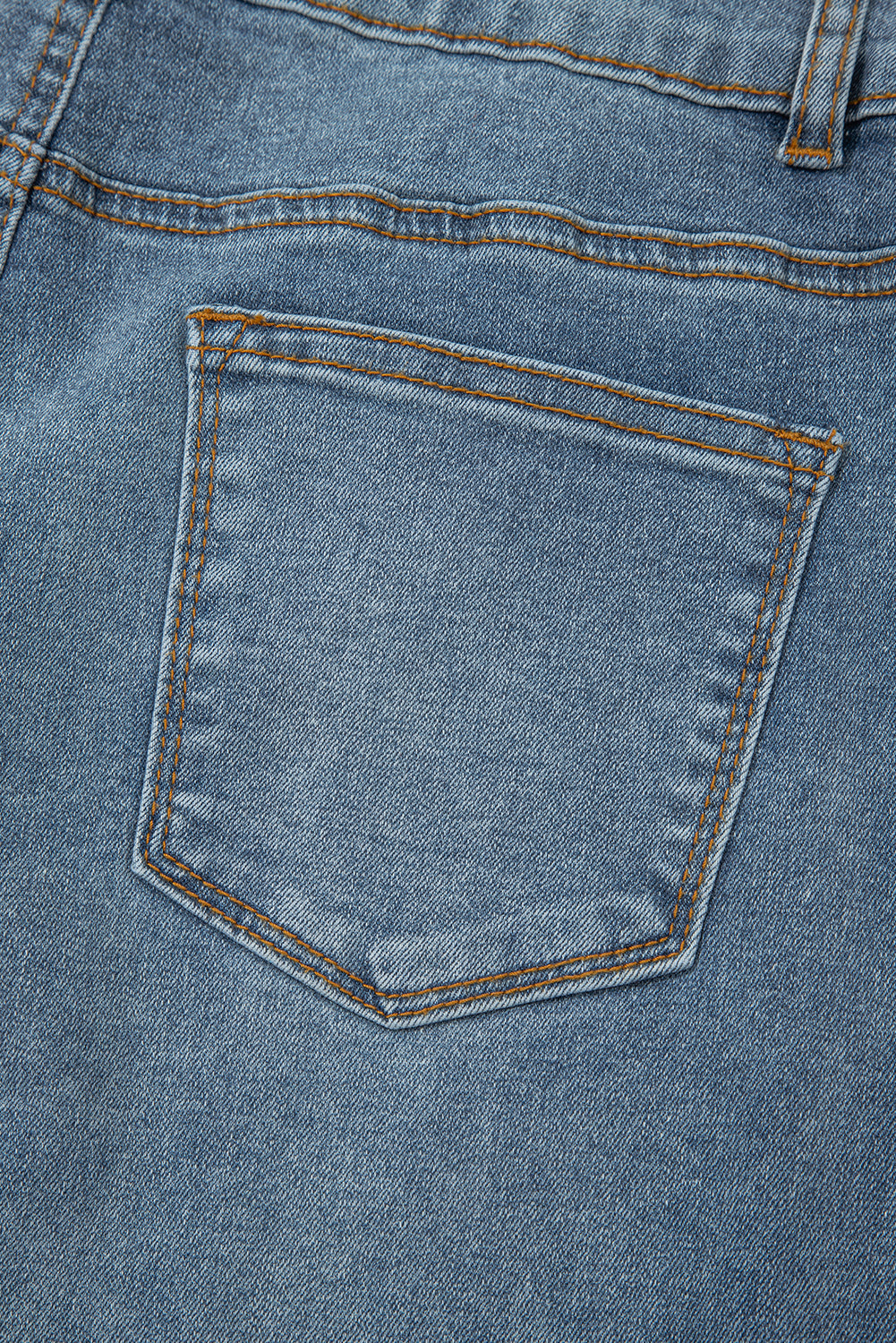 Jeans acampanados azul crepúsculo de cintura alta, con botones y ribete de vivo