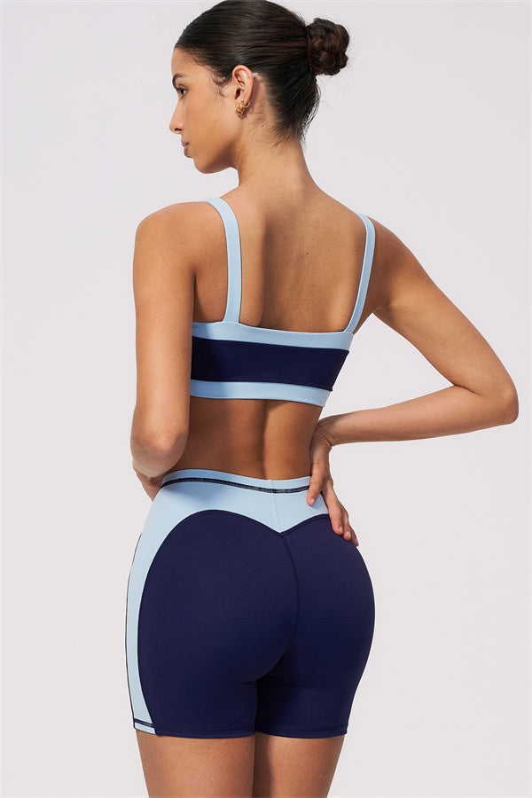 Conjunto de 2 piezas de sujetador deportivo y shorts color arenisca