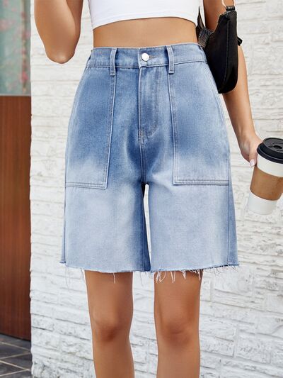 Shorts de mezclilla con botones, dobladillo sin rematar y bolsillos