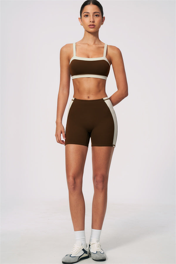 Conjunto de 2 piezas de sujetador deportivo y shorts color arenisca