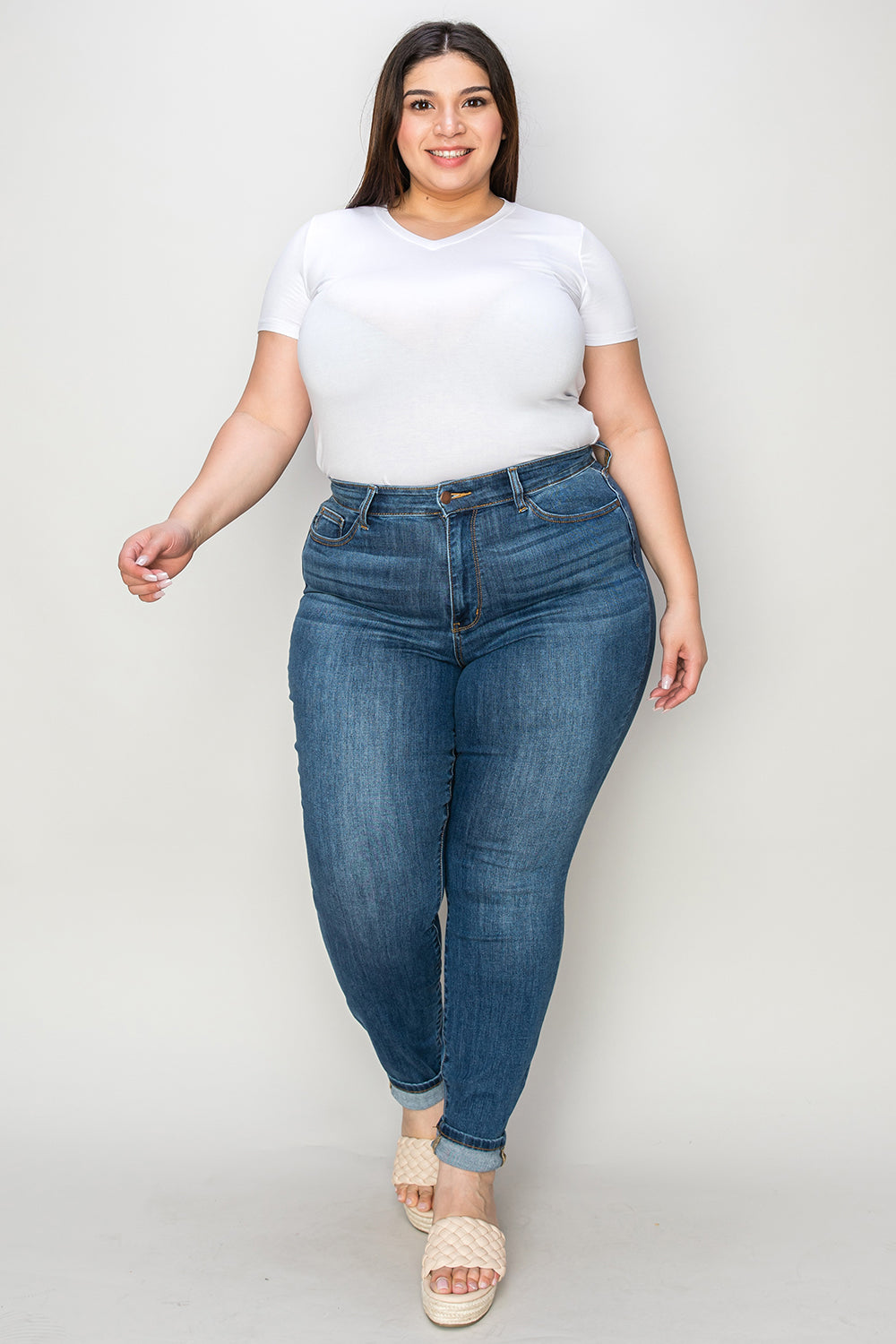 Judy Blue Jeans pitillo de talle bajo con dobladillo vuelto, en tallas extendidas