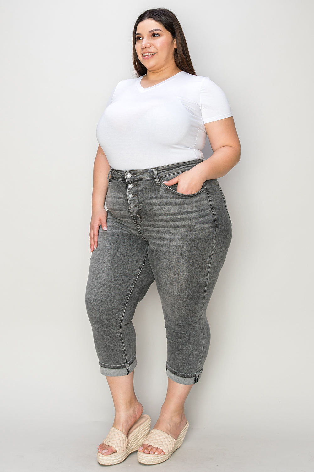 Capris Judy Blue de talla completa, tiro alto, con bragueta de botones y dobladillo vuelto