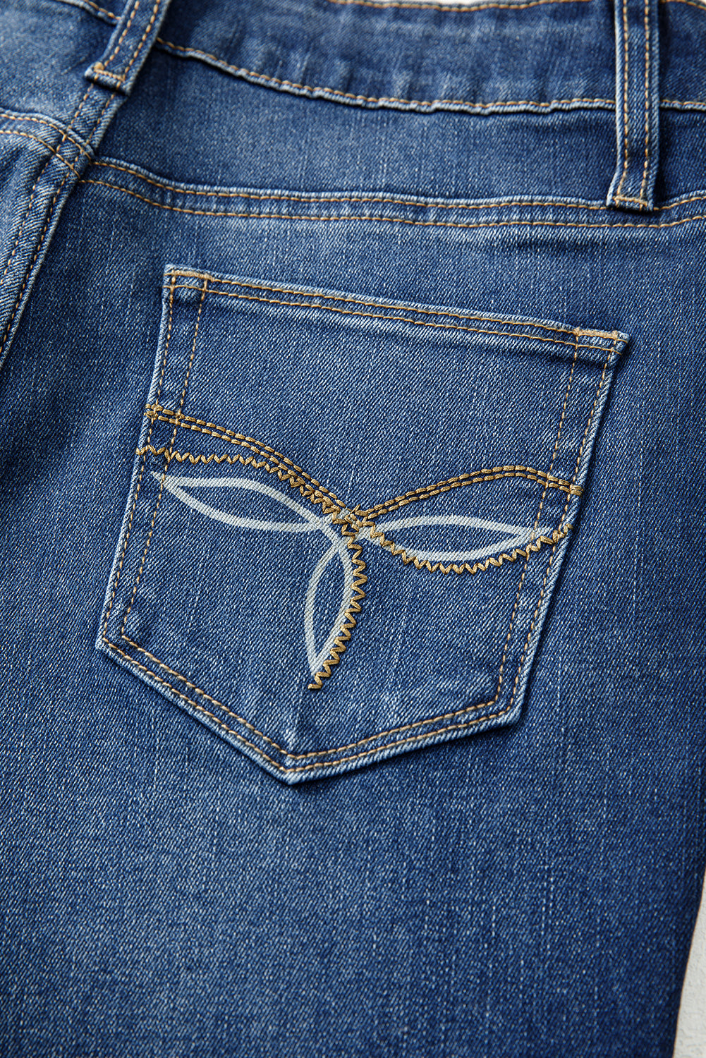 Vaqueros bootcut azul vela con bolsillos de parche y pespuntes