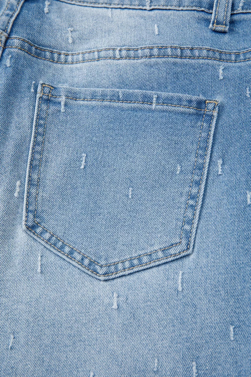 Jeans de control de abdomen con detalles desgastados y dobladillo sin rematar