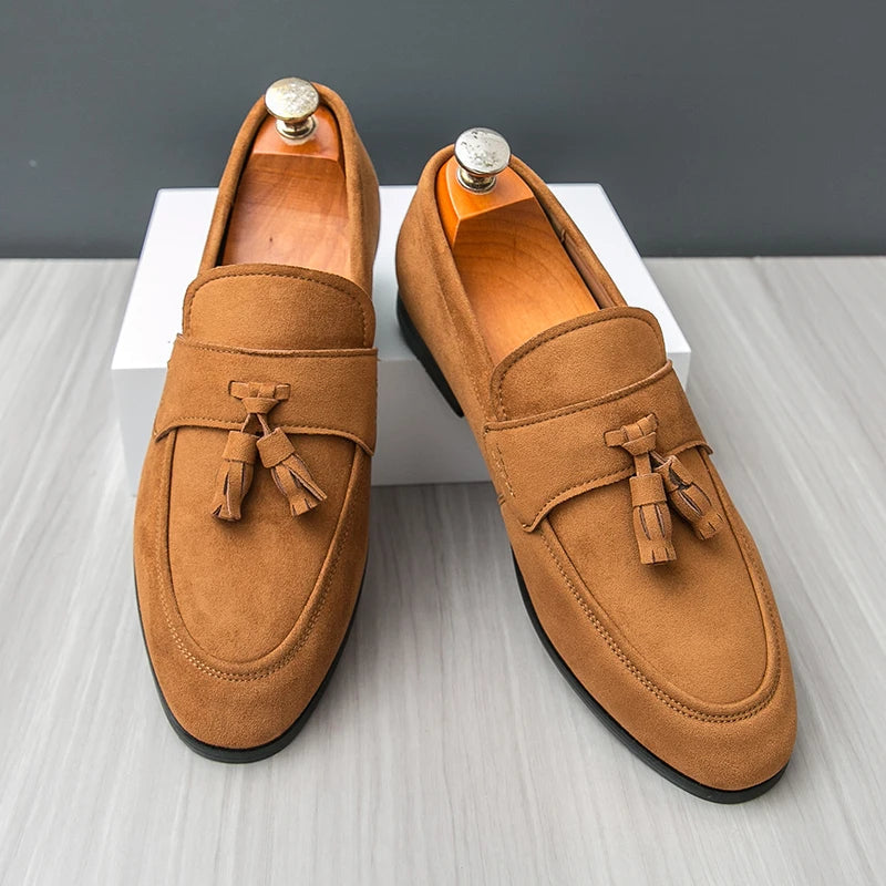 Mocasín Ettore de ante con borlas