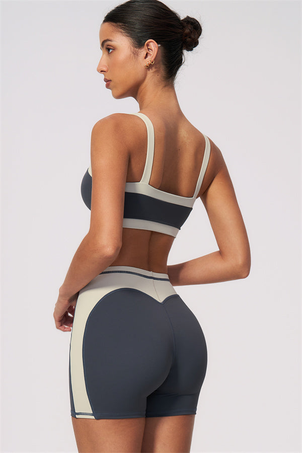 Conjunto de 2 piezas de sujetador deportivo y shorts color arenisca
