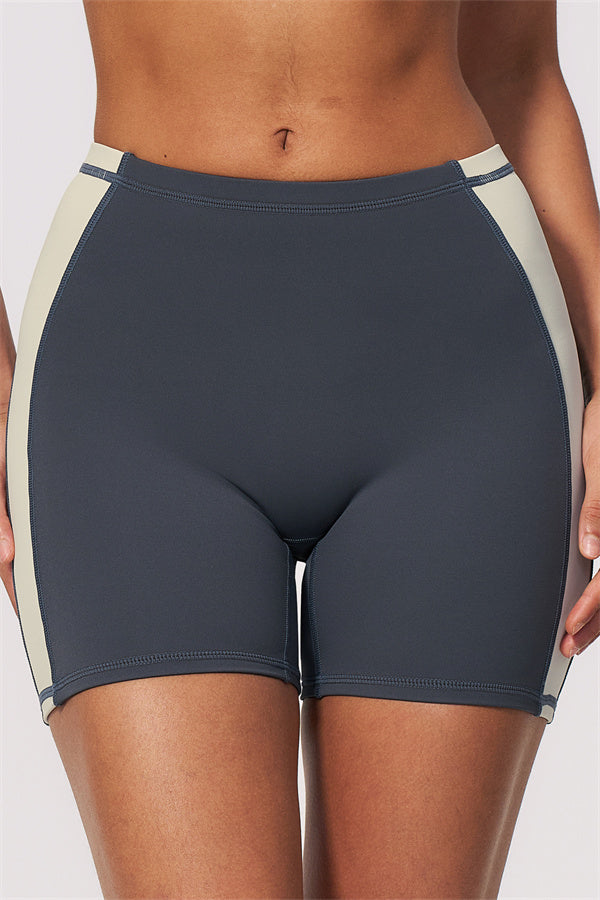 Conjunto de 2 piezas de sujetador deportivo y shorts color arenisca
