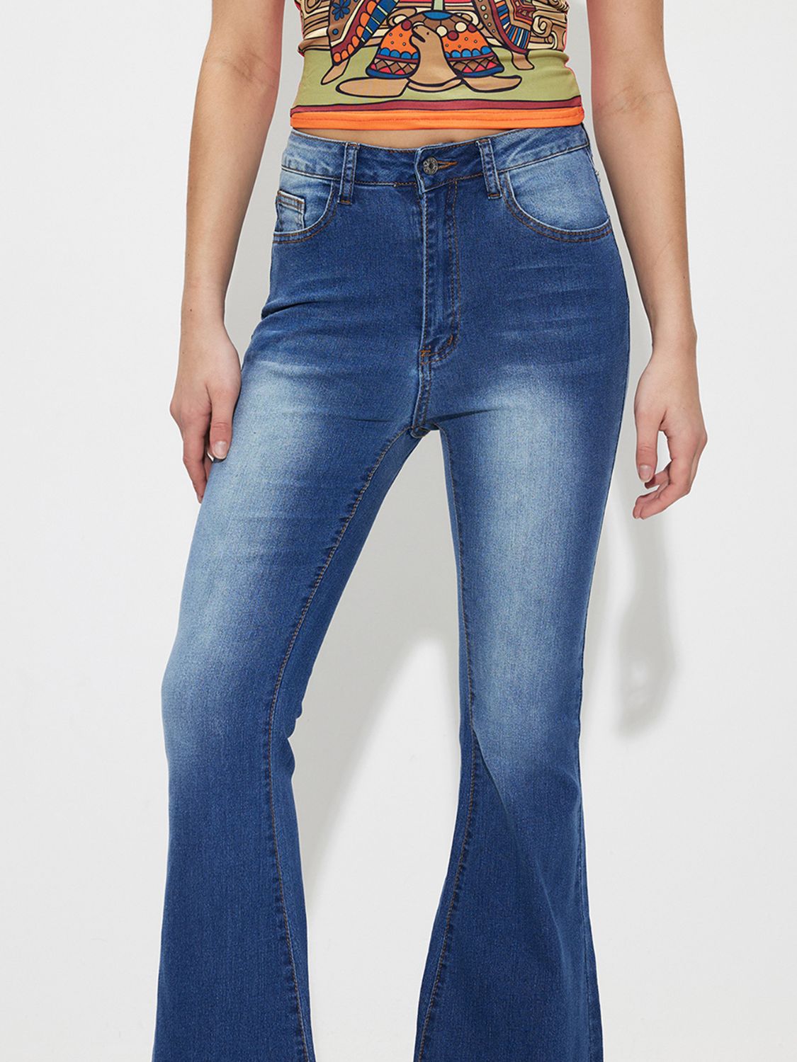 Jeans de tiro medio con corte de bota