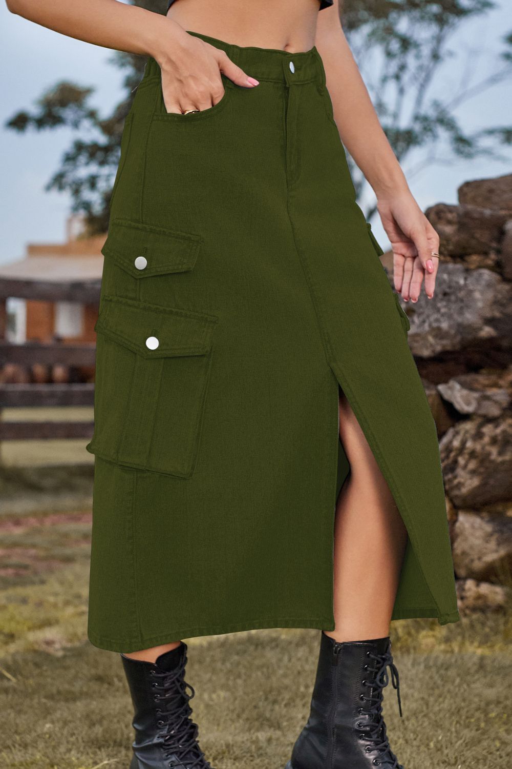 Falda midi de mezclilla con abertura frontal y bolsillos