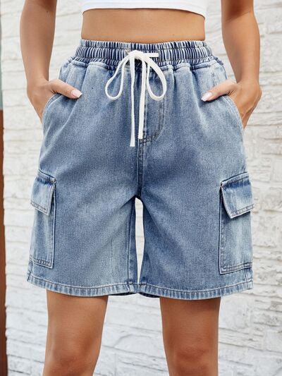Pantalones cortos de mezclilla con cordón y bolsillos