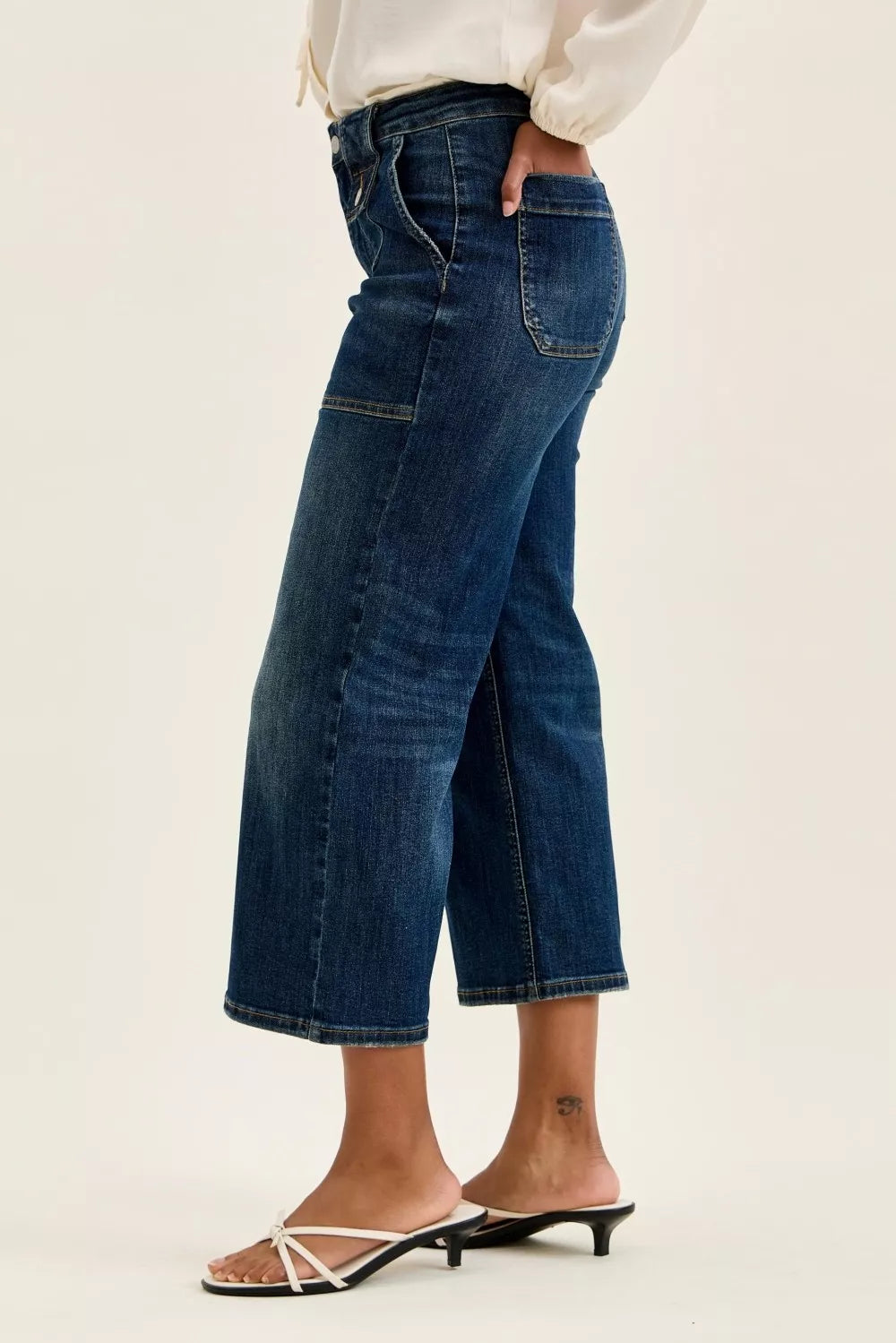 Jeans utilitarios Judy Blue de cintura alta, pierna ancha y corte cropped, con bolsillo de parche