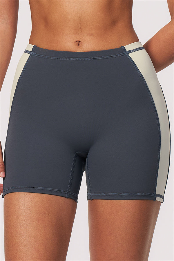Conjunto de 2 piezas de sujetador deportivo y shorts color arenisca