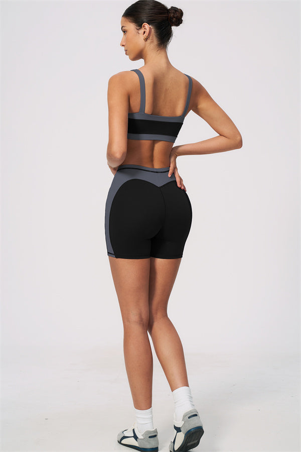 Conjunto de 2 piezas de sujetador deportivo y shorts color arenisca