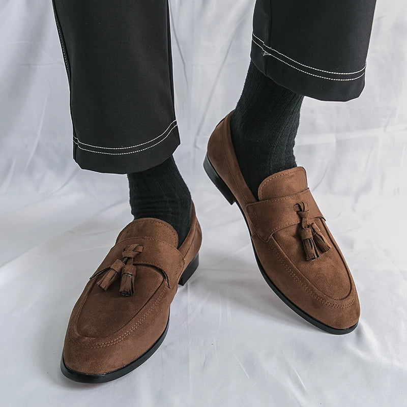 Mocasín Ettore de ante con borlas