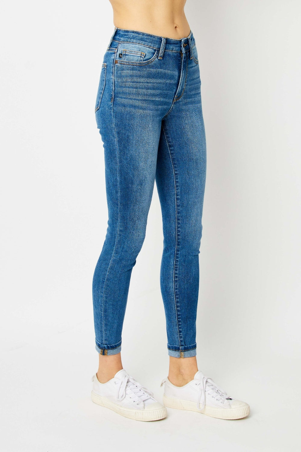 Judy Blue Jeans pitillo de talle bajo con dobladillo vuelto, en tallas extendidas