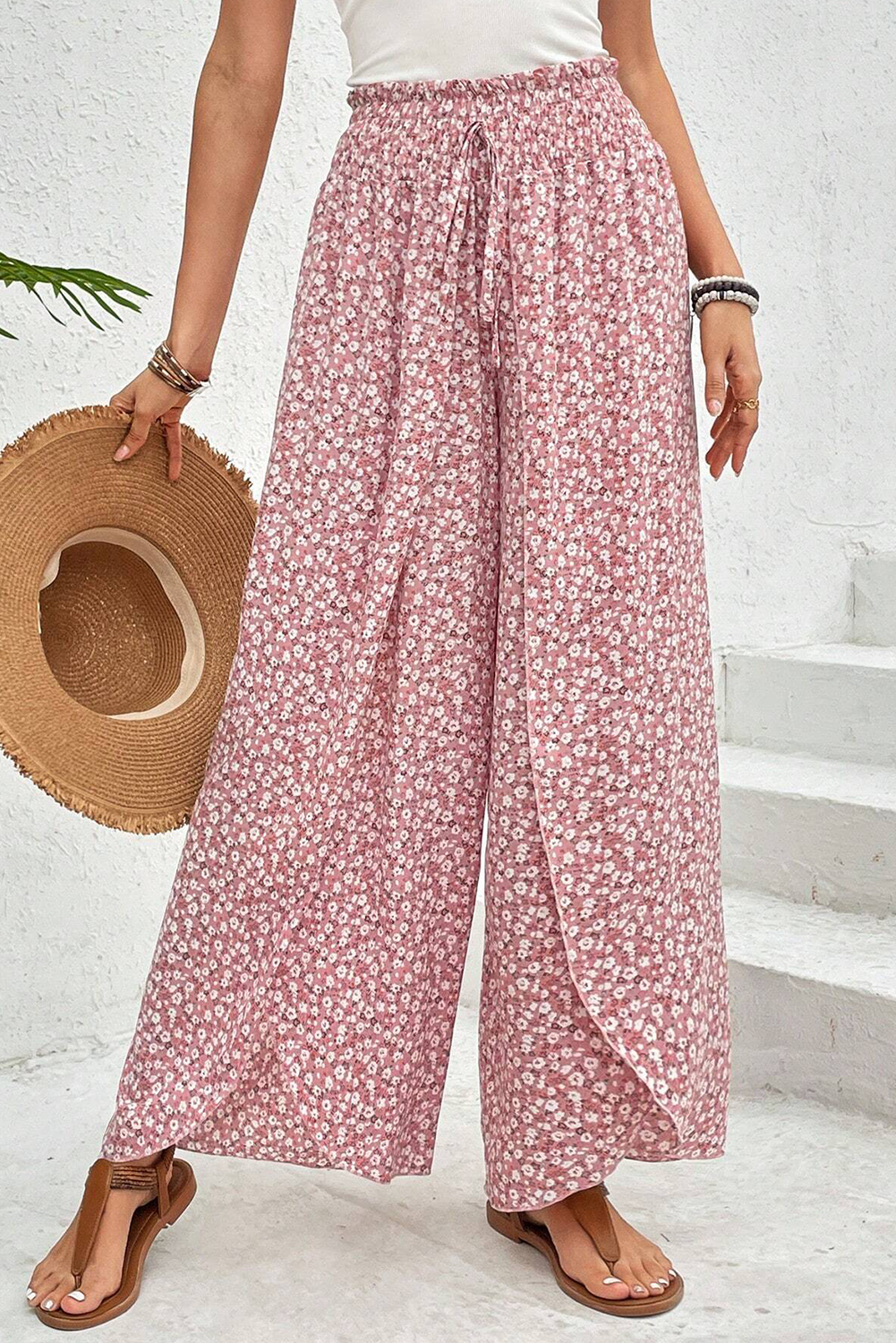 Pantalones negros de pierna ancha con estampado floral, fruncido y abertura lateral