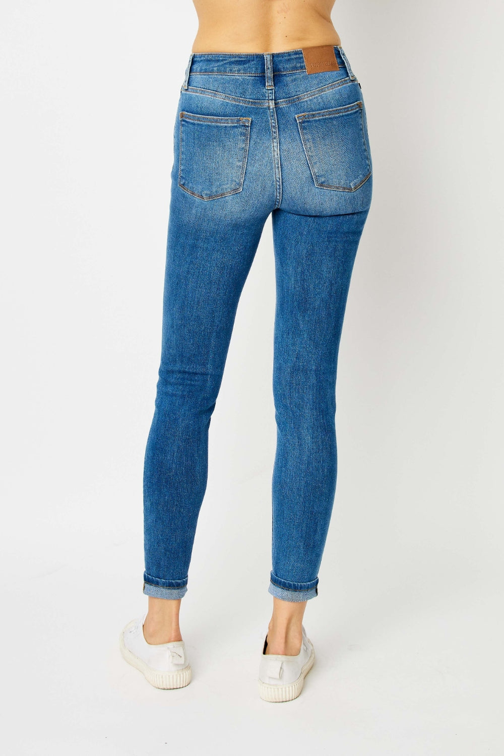 Judy Blue Jeans pitillo de talle bajo con dobladillo vuelto, en tallas extendidas