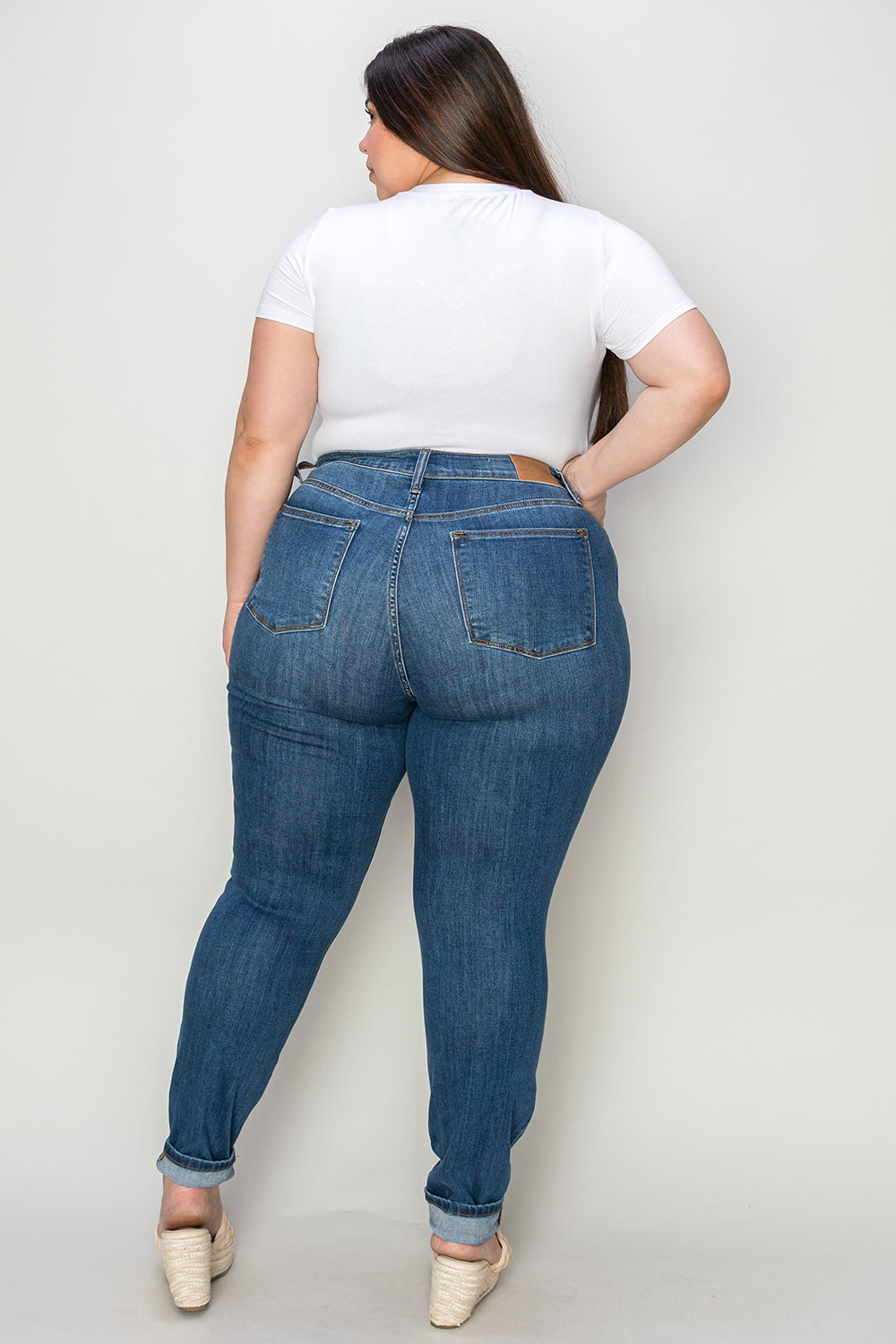 Judy Blue Jeans pitillo de talle bajo con dobladillo vuelto, en tallas extendidas
