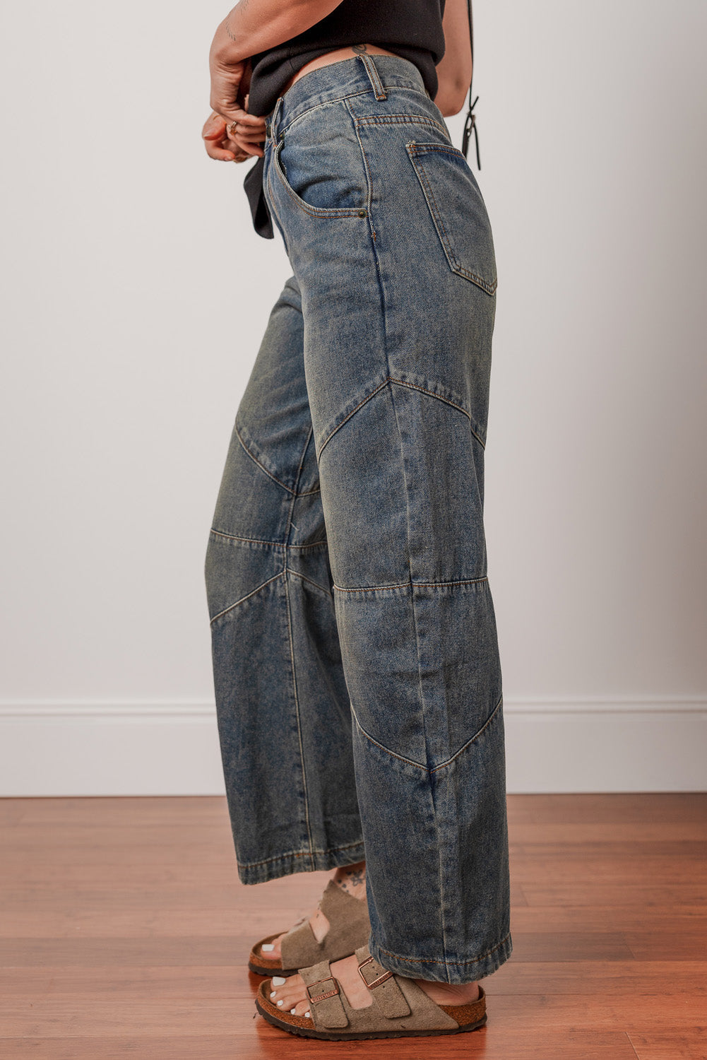 Jeans azul vela de tiro alto, pierna recta y diseño cruzado
