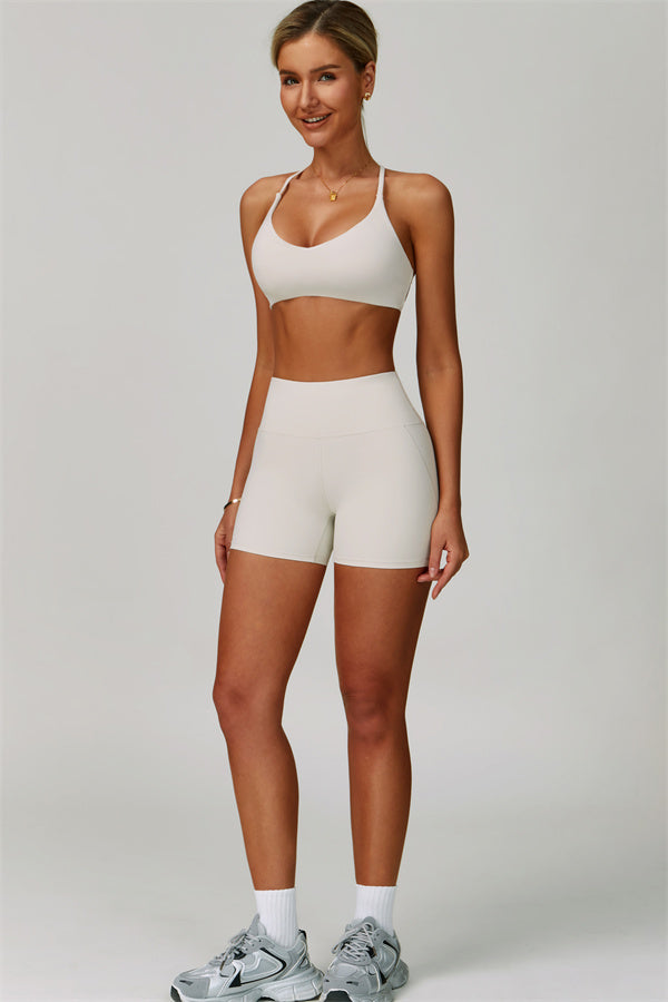 Gedurfde 2-delige sportset: bh met racerback en shorts