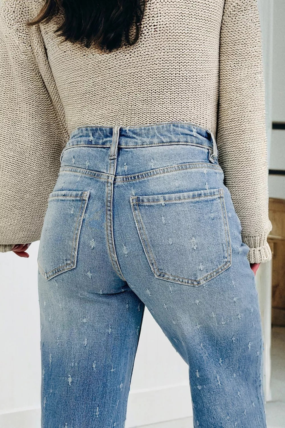 Jeans de control de abdomen con detalles desgastados y dobladillo sin rematar